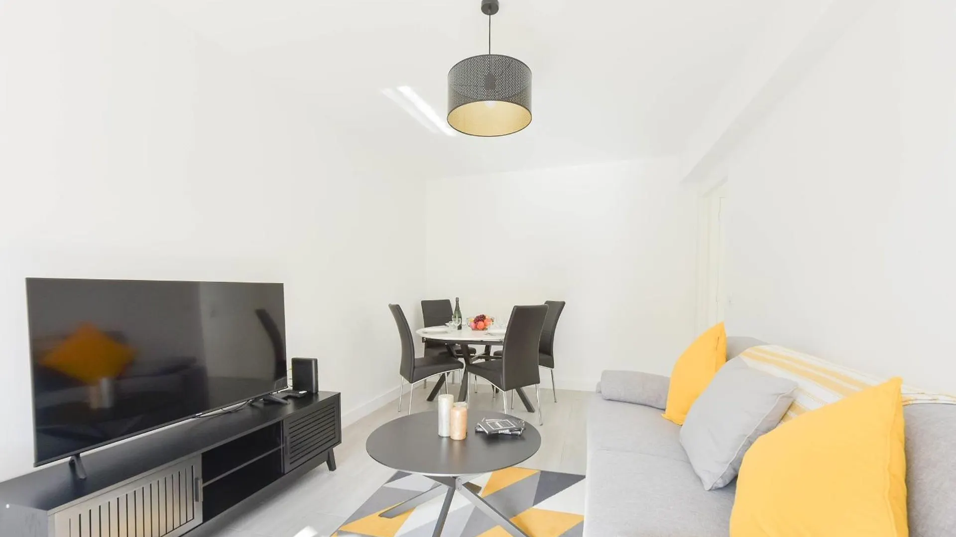Apartment With Terrace Walk To Beaches & Shopping 칸느