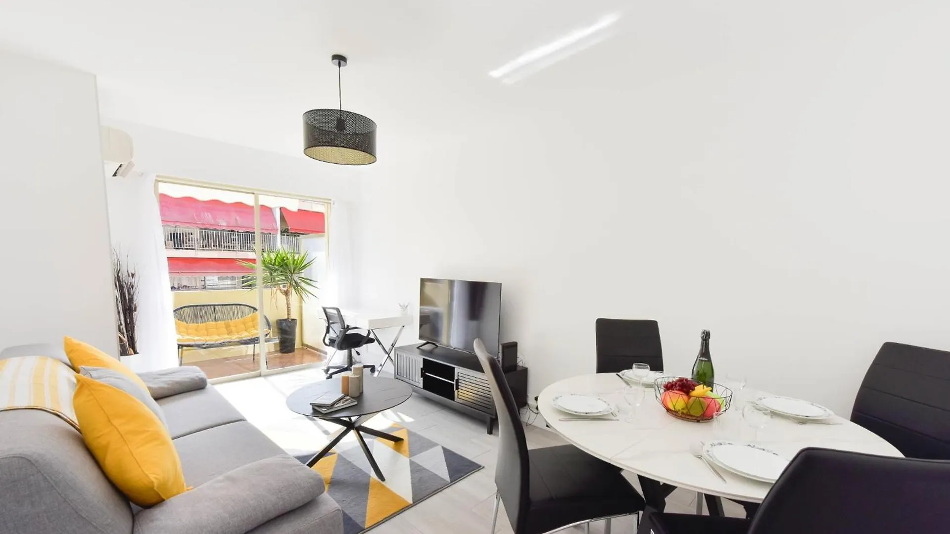 Apartment With Terrace Walk To Beaches & Shopping Cannes
