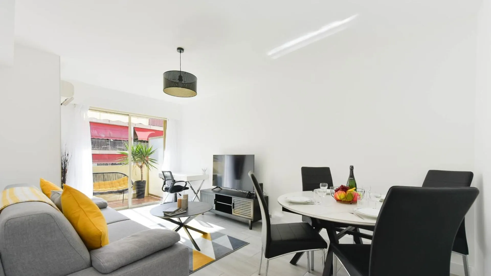 Apartment With Terrace Walk To Beaches & Shopping Cannes