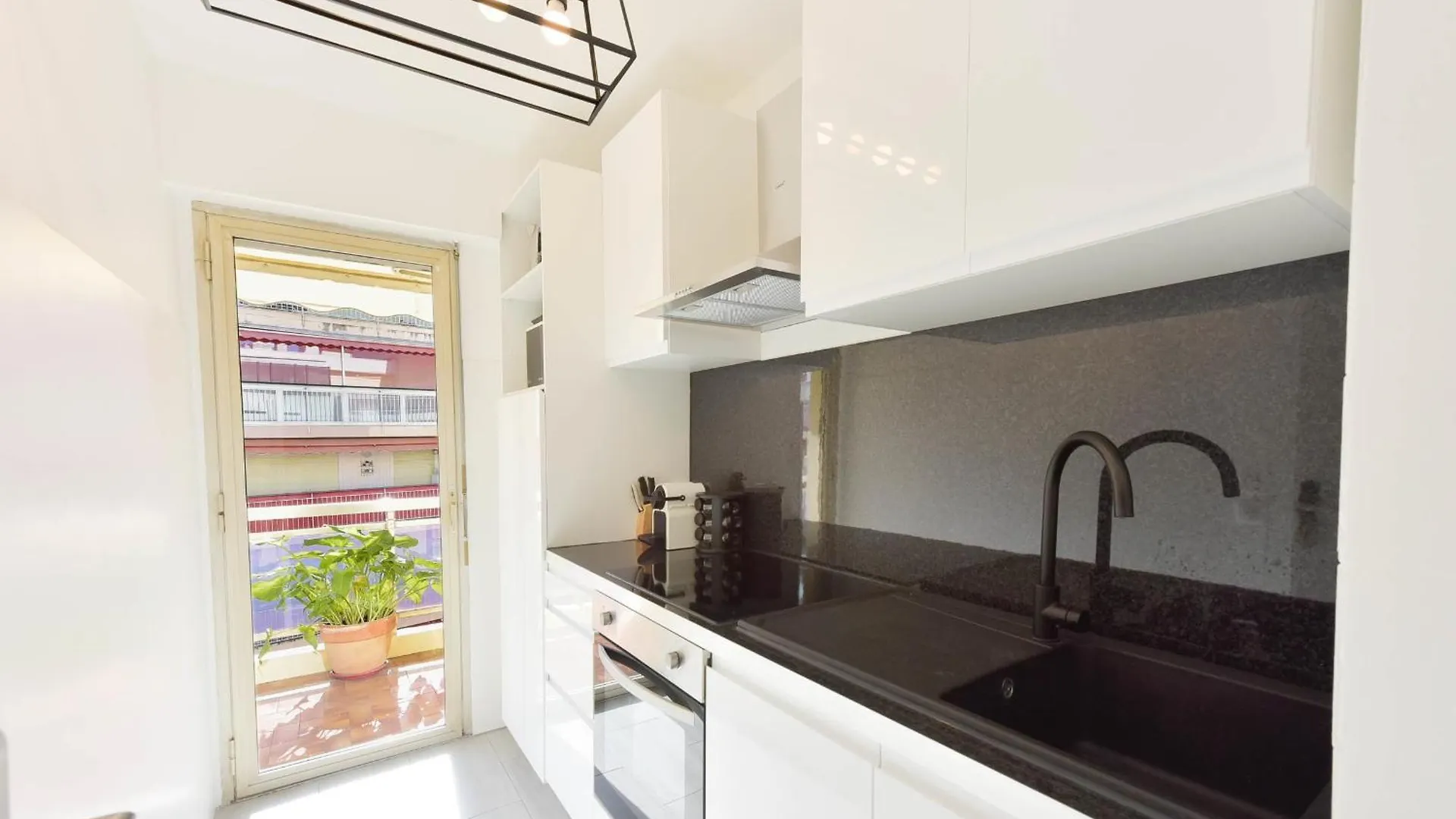 Apartment With Terrace Walk To Beaches & Shopping Cannes France