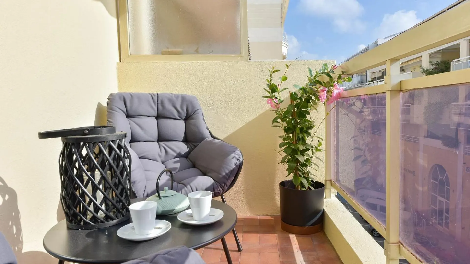 Apartment With Terrace Walk To Beaches & Shopping Cannes France