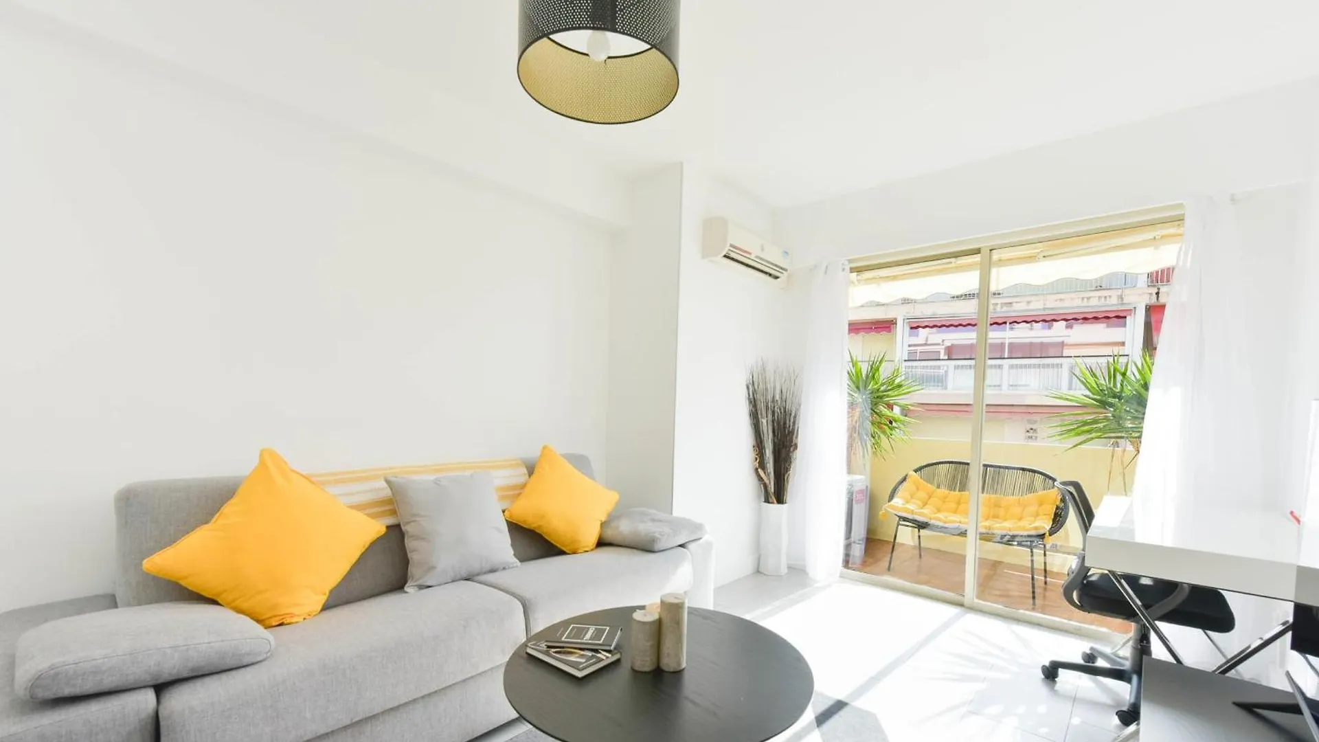 Apartment With Terrace Walk To Beaches & Shopping Cannes