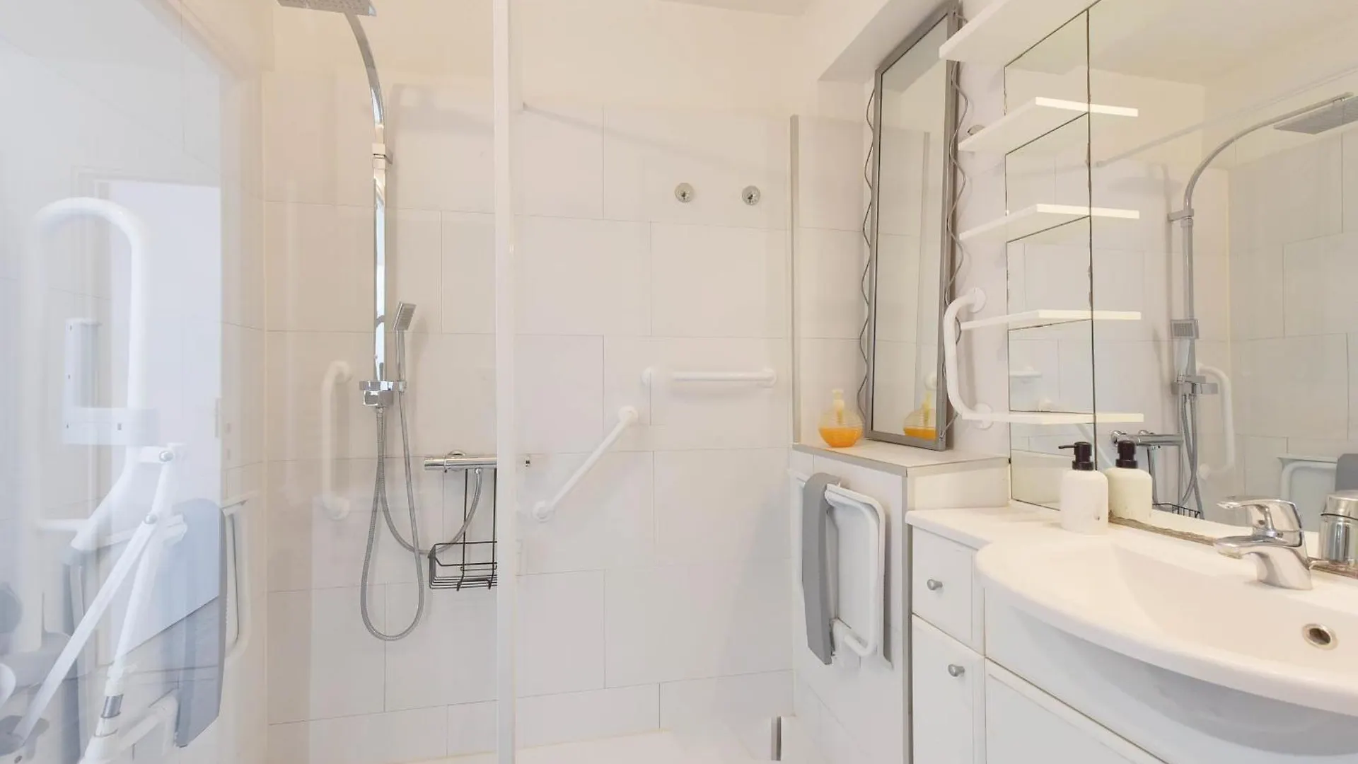 Apartment With Terrace Walk To Beaches & Shopping Cannes