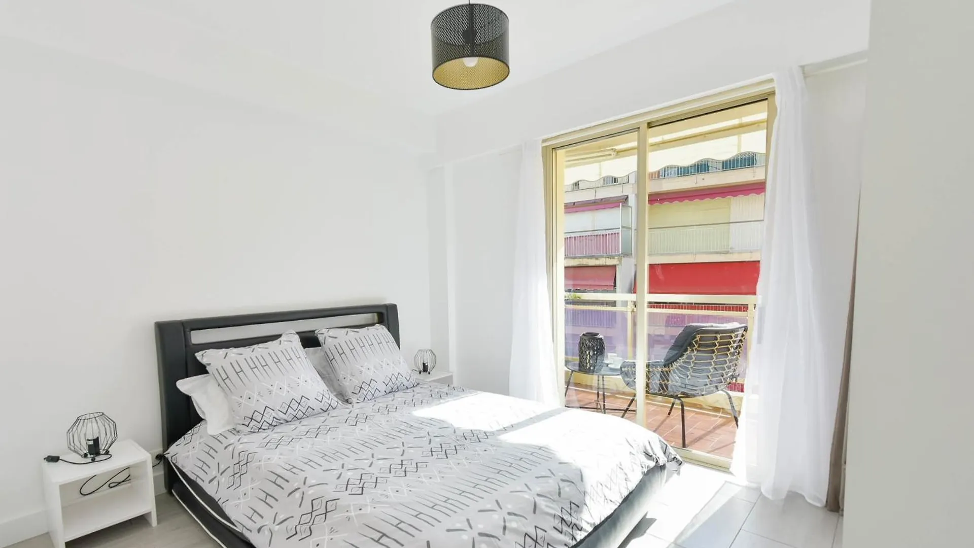 Apartment With Terrace Walk To Beaches & Shopping Cannes